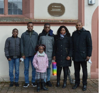 Die Familie Ndoma mit ihren 4 Kindern